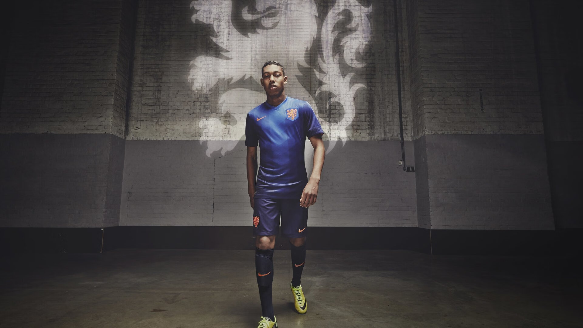 足球比赛现场掌声不断，气氛热烈，足球赛场上观众人声鼎沸