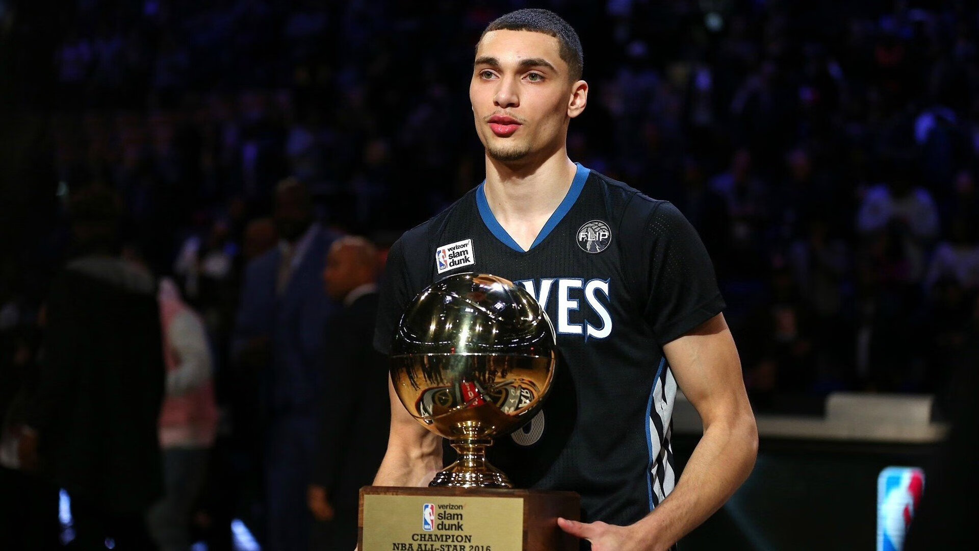 星空体育中国-“梅开二度！明星核心一人撑起整场比赛的胜利”